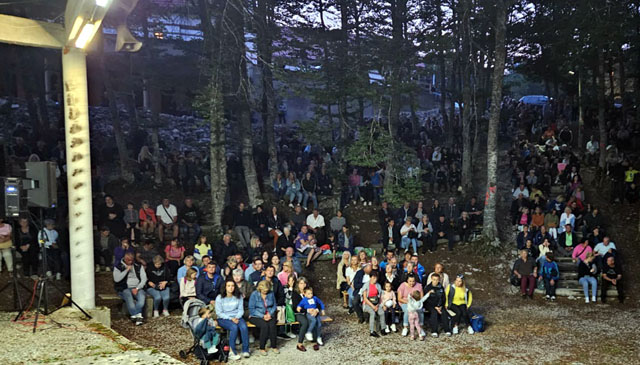 Vjernici na uočnici u jednoj velebitskoj vrtači                                                                                                                                                                                                           